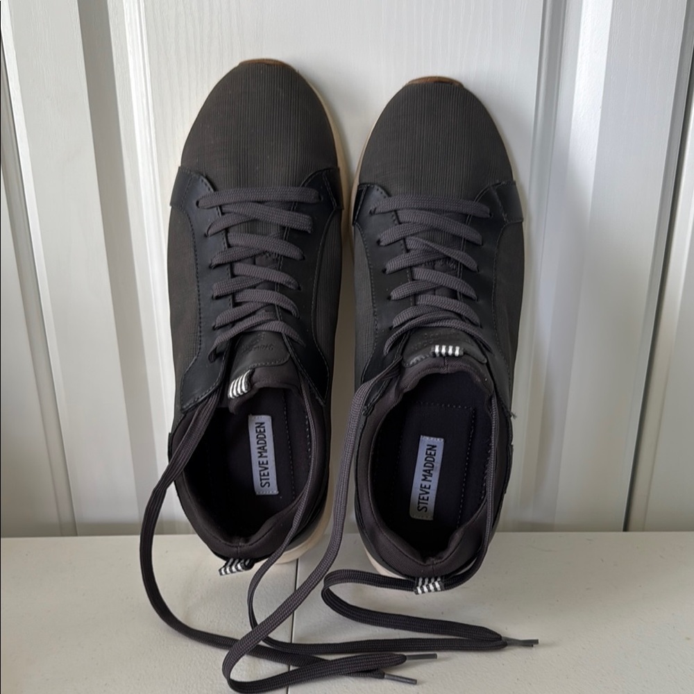 *MEN’S STEVE MADDEN DARK GRAY SNEAKERS (sz 11)